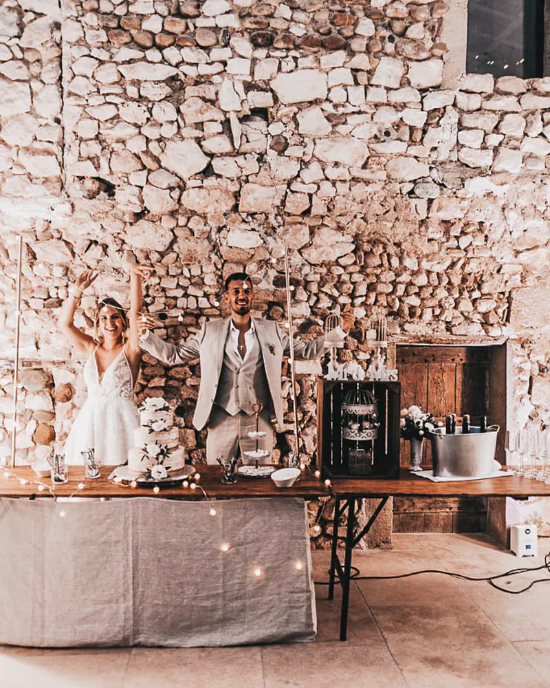 Bar dressé devant le mur en pierre, à la Bastide des Barattes