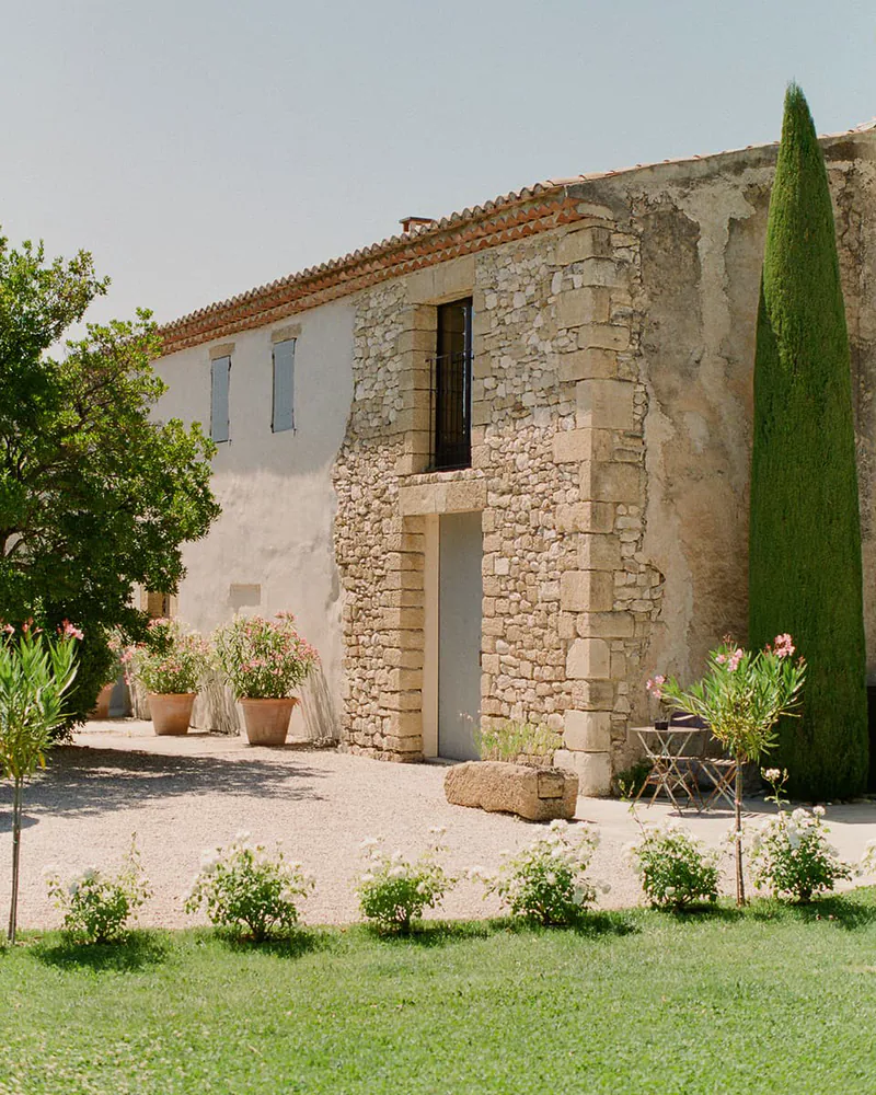 Le mas en pierre de la Bastide des Barattes, entouré de cyprès