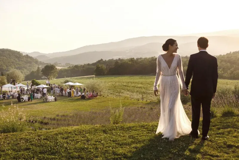 Le couple face aux collines, au coucher du soleil, au Clos du Tuilier
