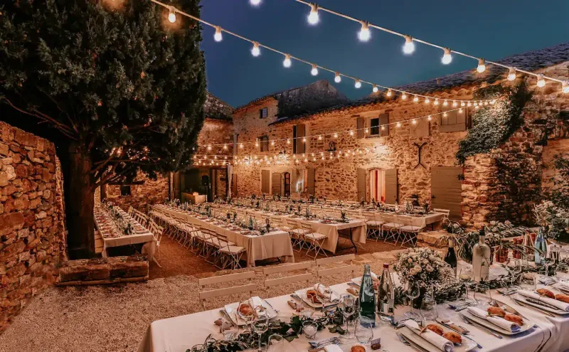 Cour dressée pour le dîner, au Clos du Tuilier