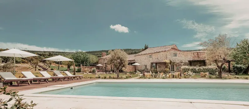 Piscine et transats face au mas, au Clos du Tuilier