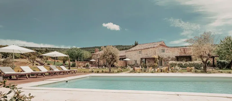 La piscine face au mas, au Clos du Tuilier