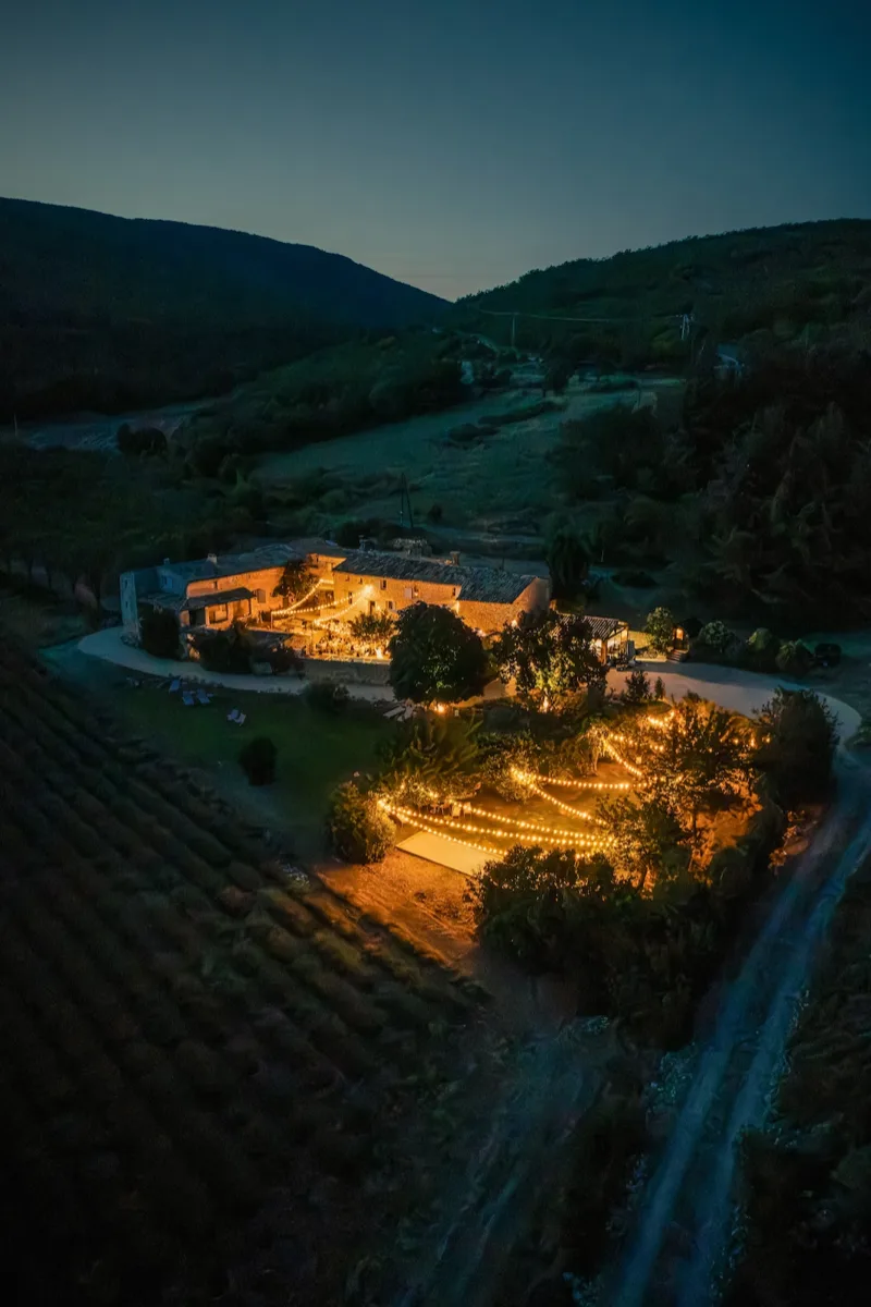 Le domaine illuminé, vu du ciel, au Hameau de l'Esperelle