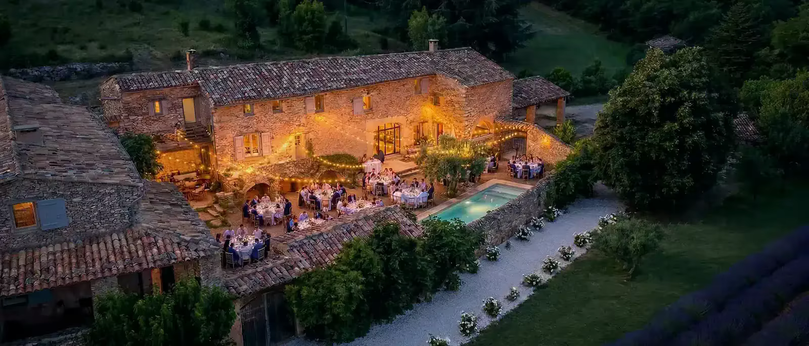 Le Hameau de l'Esperelle illuminé, un soir de fête