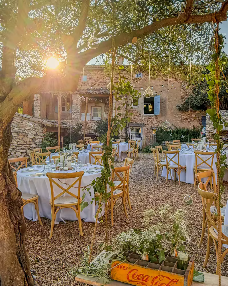 Tables dressées dans la cour, au soleil couchant, au Hameau de l'Esperelle