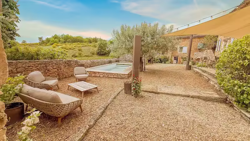 Terrasse lounge et bassin, au Hameau de l'Esperelle