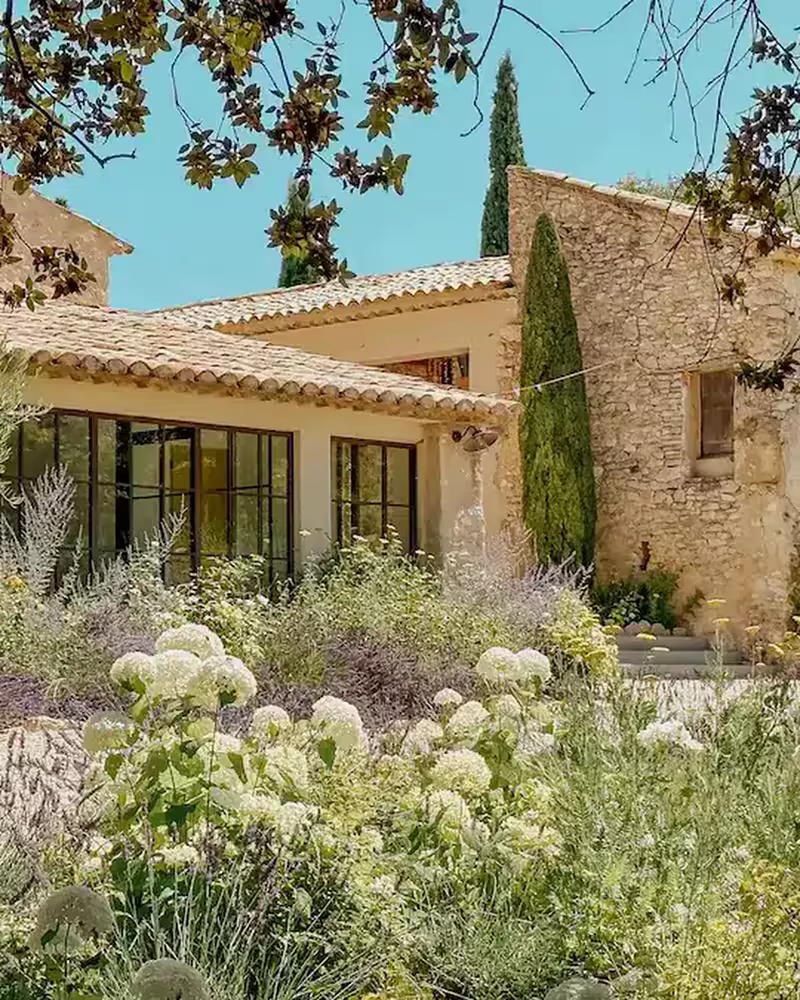 La façade du Mas, entre pierre et jardin sec