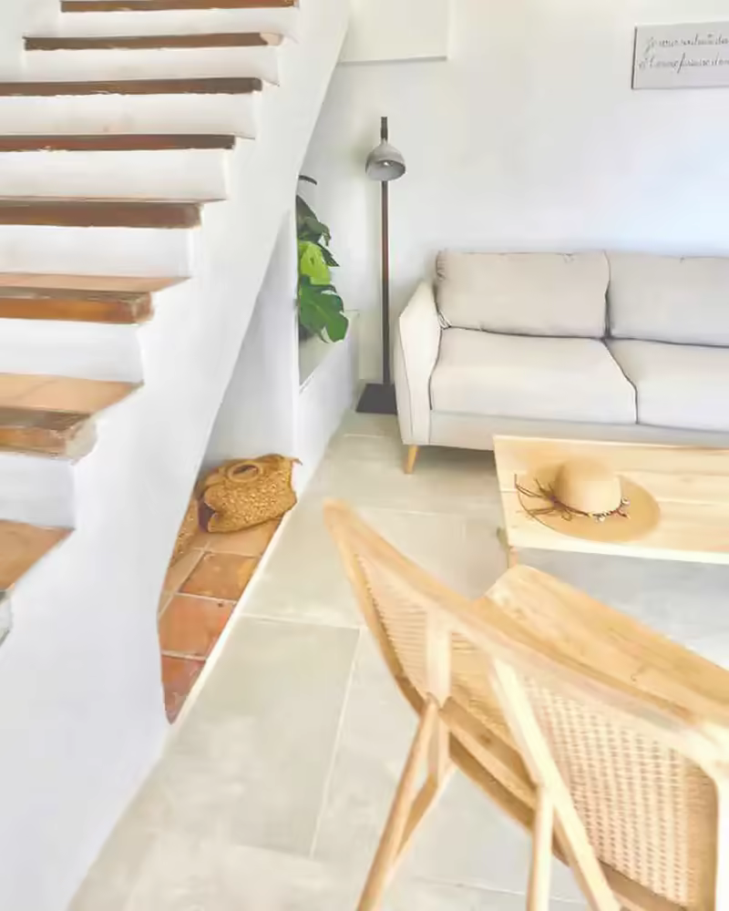 Le salon, au pied de l'escalier en pierre, au Mas de Florette